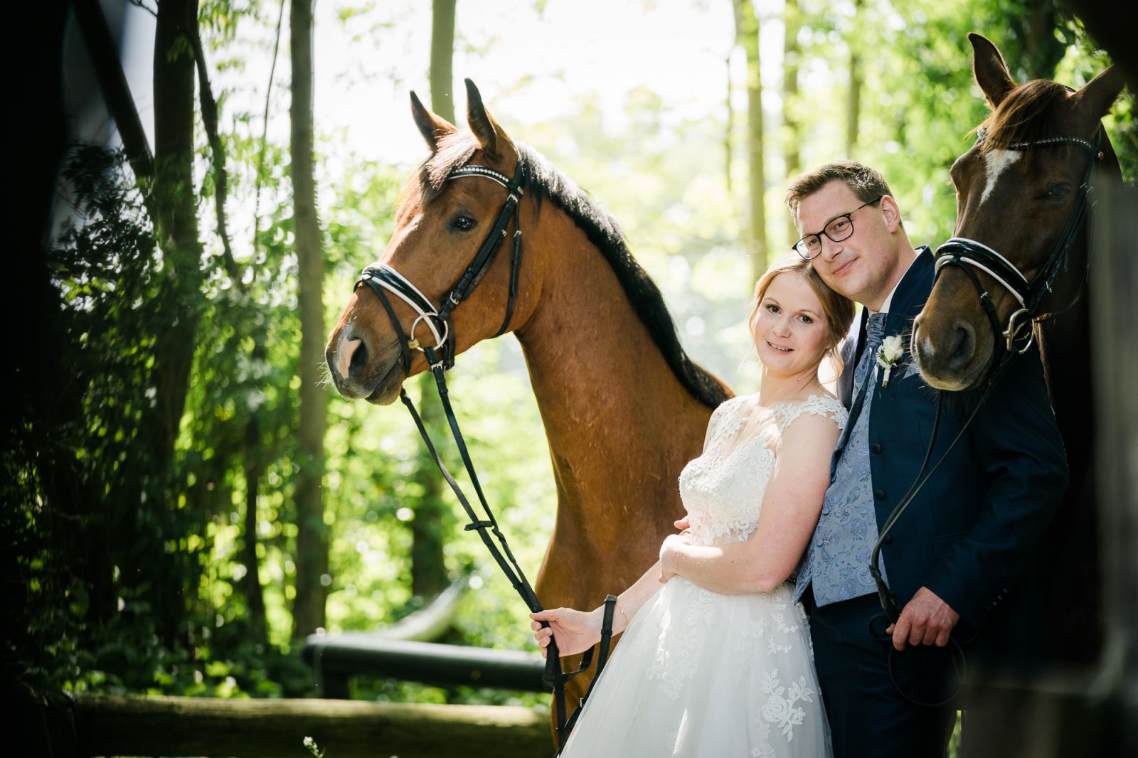 Hochzeitsfotograf Ochtrup Brautpaar mit Kind Pferde und Hund