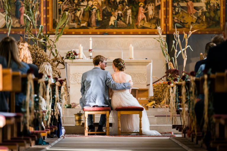 Hochzeitsfotograf in der Kirche in Schöppingen mit einem liebevollem Brautpaar kurz nach der Trauung